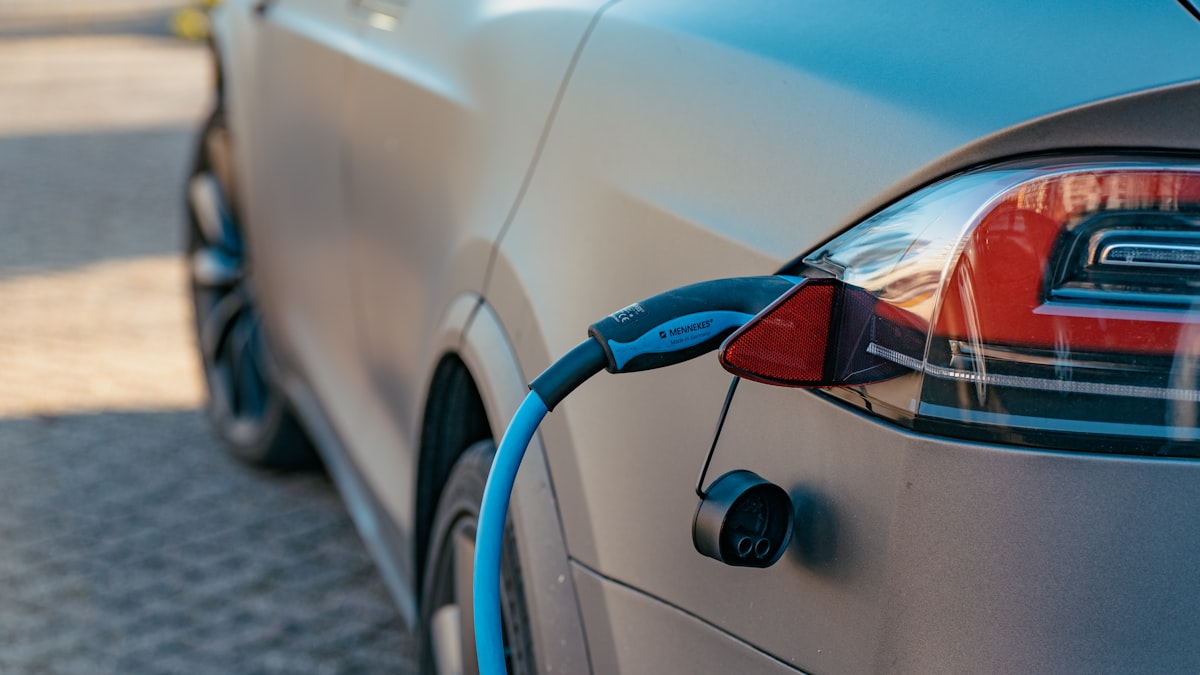 Immer mehr Schweizer Haushalte laden ihr Auto zu Hause. Der Elektroantrieb hat im Sommer 2026 die Viertelmarke bei den Neuwagen ueberschritten.