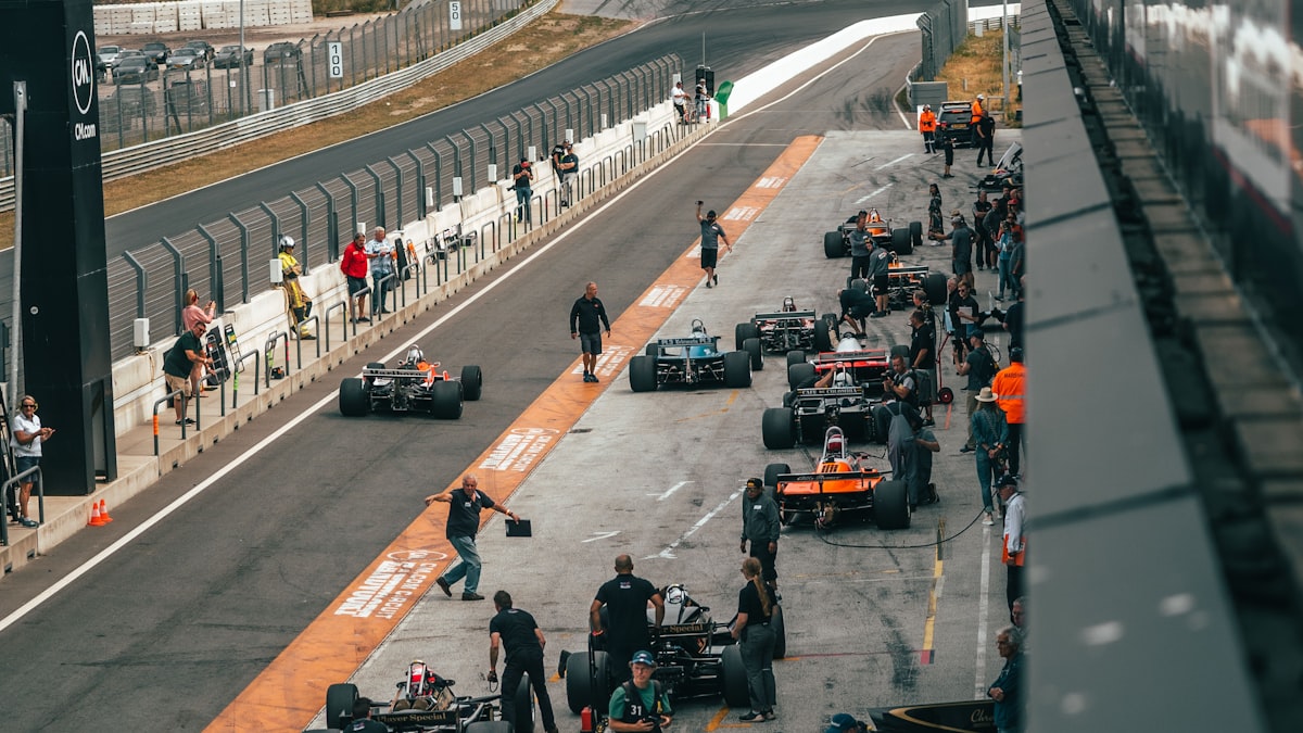 In der Formel 1 werden Chassis und Antrieb heute an unterschiedlichen Standorten entwickelt, bevor sie zum fertigen Rennwagen zusammenkommen.